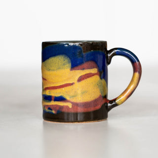 職人さんが3色の釉薬を使い、ひとつひとつ手作業で絵付けしています。