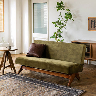 シンプルで飽きの来ない、すっきりとしたデザインのソファ。