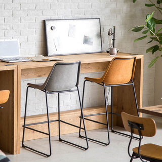 ヴィンテージレザー長に加工された風合いのあるPU座面。