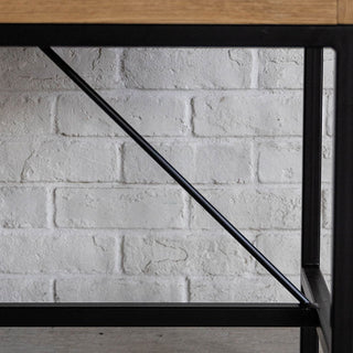 シャープな印象のスチール脚