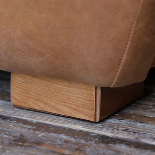 ソファの前脚のデザイン。