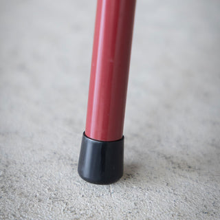 傷を防ぐ脚キャップ付き。