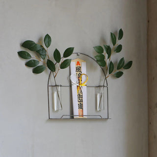 スチールフレームで構成された、シンプルでスタイリッシュな神棚。現代のお部屋にもマッチしたデザインで、お気に入りの写真を飾ったり、飾り棚としてもお使いいただけます。