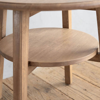 ちょっとした小物が置ける中棚があり、ソファやベッドのサイドで活躍してくれます。