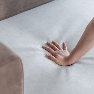 しっかりとした座りで立ち座りがしやすいように仕上げています。