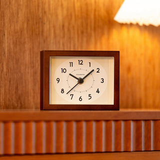 落ち着いた印象のダークブラウンは針もブラックで統一。