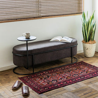 テーブルは座面の丸みに沿ってスライドさせることが可能。