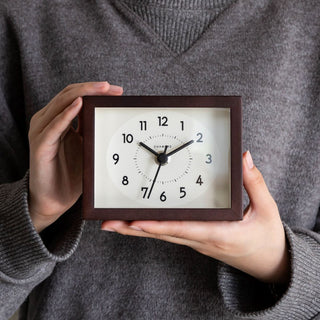 クラシカルな印象のブラウン色は場所を選ばずお使い頂けます。