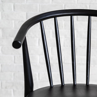 背もたれは細身のスポークで抜け感があります