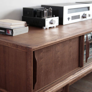 引き戸の中には、可動式の棚が付いています。