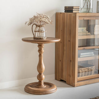 脚のデザインが、空間にさりげないクラシック感を添えてくれます。