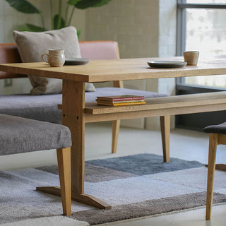 天板下には棚が付いているので、本やリモコンなどを収納することができます。