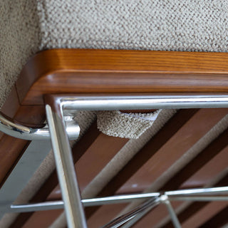 座面クッションとフレームはマジックテープで固定しています。