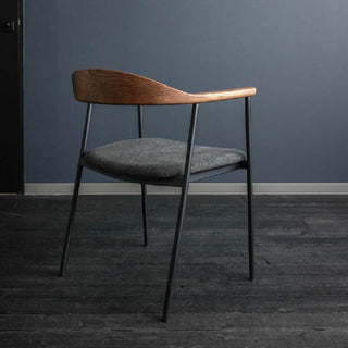 丸みを帯びた肘が背中にフィットして心地よい座りを実現。