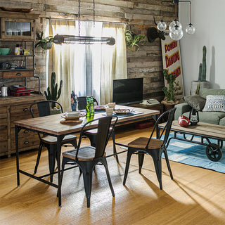 折りたたんだメタルシートを採用したデザインが特徴的です。