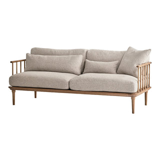 洗練された格子状のフレームとリズムのあるクッションの組み合わせが目を惹くソファ。