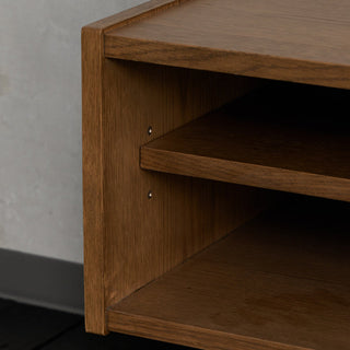 扉内部は棚板があり、AV機器等の設置がしやすい設計