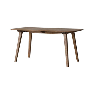 木の温もりを感じる、シンプルなデザインのダイニングテーブル。