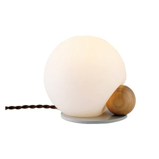 ２つのボールが寄り添う、アートオブジェのような丸いフォルムのテーブルランプ。※LED球専用のランプです。