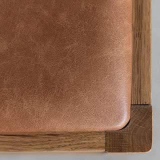 座面の張地はリサイクルレザー キャメルを使用