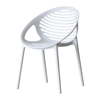 包み込まれるようなデザインと、身体にフィットする座り心地が特徴。