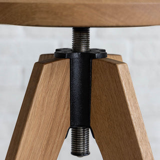 座面を回転させると昇降します。