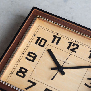 縁にはブラスを使用。経年変化を楽しめます。