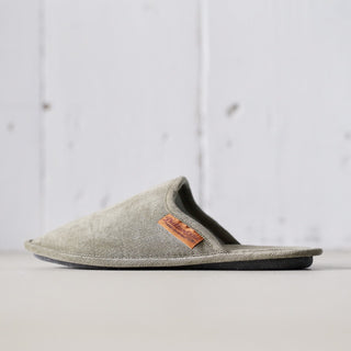 サイドまで伸びるアッパーのおかげでパカパカしにくく歩きやすい。