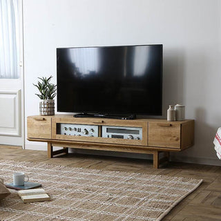 お部屋をすっきりと見せてくれるロータイプのテレビボード。