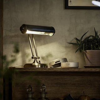 アンティークのような佇まいのデスクランプ。