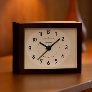 文字盤を覆うアクリルは木枠よりも厚みを出すことで、立体感のある形になっています。