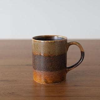 すっとした形に、落ち着いたカラーで塗分けされた少しメンズライクなマグ。容量約320mlと使いやすいサイズ感で、コーヒーやカフェオレにおすすめです。