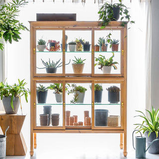 360度から取り込まれる光が美しい抜け感を見せるキャビネット