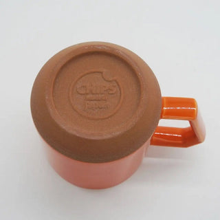 底の素焼き部分はレンガで、底面にはロゴが刻印されています。