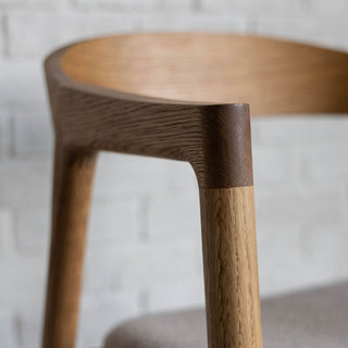 程よいホールド感がある肘が快適な座り心地を演出