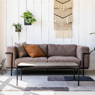 程よく抜け感があり、洗練された上品な印象を演出します。