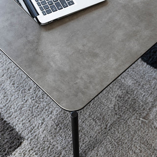 シックなモノトーンカラーが魅力のコーヒーテーブル。