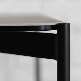 円柱形のスチールとの組み合わせがデザインのアクセントに。