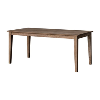 深みのある色合いが魅力のオーク材を使用したダイニングテーブル。