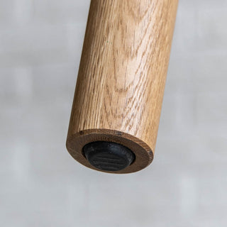 脚の部分には、ガタツキ防止のアジャスターが付いています。