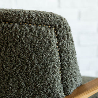 背面の縫製がさりげないアクセントになっています。