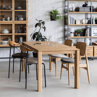 太めの脚は角の部分をカットすることでシャープな印象に