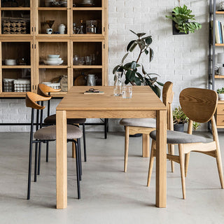 シンプルなデザインなので、合わせる椅子を引きたててくれます