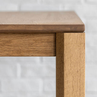 天板と脚の境目に切れ込みを入れることでシャープな印象に