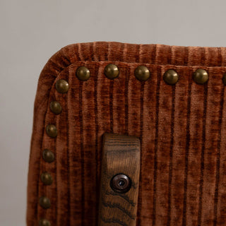 背面に施された鋲がアクセントになってます