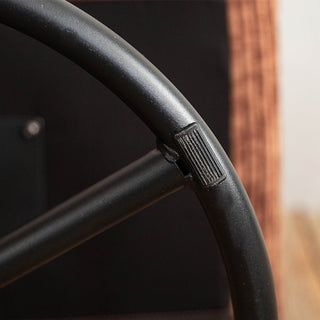 床に接する部分には保護パーツがついています。