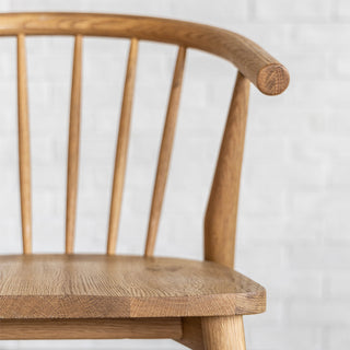 背もたれは細身のスポークで抜け感があります