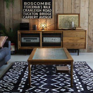 照明や自然光の下では、商品の色味や質感が異なって見えることがあります。