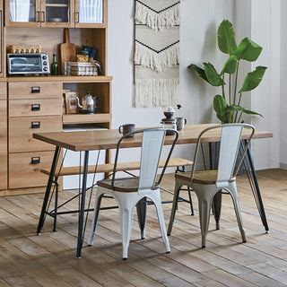 バラバラの色味で合わせると遊び心のあるラフな印象に仕上がります。