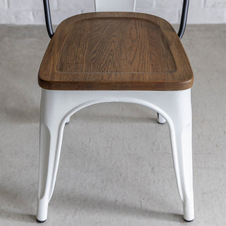 座面には木を使用しており、木材のインテリアとの相性もばっちり。